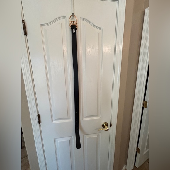 Elegant Black Leather Belt with Gold Buckle Women’s Medium/Large Wardrobe Basic - Picture 3 of 5